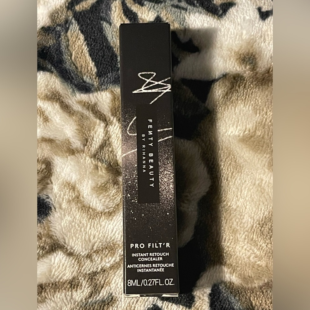 Fenty 420 Pro Filt’r Instant Retouch Concealer - Picture 4 of 5